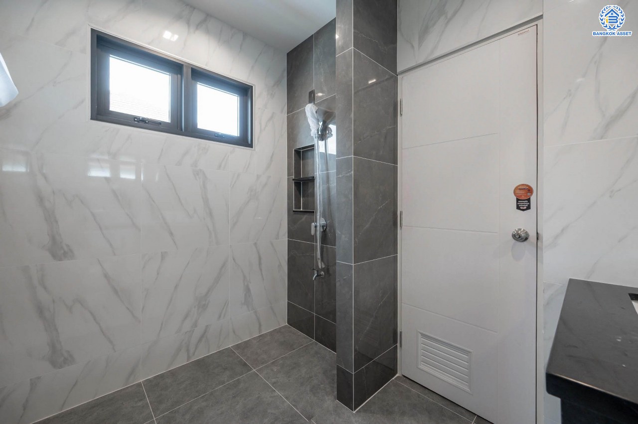 บ้านเดี่ยวฟิลคฤหาสน์มือสองตกแต่งใหม่ แบรนด์ LH ดีไซน์สุดหรูหรา โครงการ ลดาวัลย์ ปิ่นเกล้า เนื้อที่ 178.6 ตร.ว. บนพื้นที่ใช้สอยถึง 651.84 ตร.ม. ฟังก์ชันจัดเต็ม 5 ห้องนอน 7 ห้องน้ำ  1 ห้องแม่บ้าน จอดรถได้ถึง 3 คัน ทำเลศักยภาพติดถนนบรมราชชนนี เชื่อมต่อหลายเส้นทาง ใกล้มหาวิทยาลัยมหิดล และเซ็นทรัลศาลายา